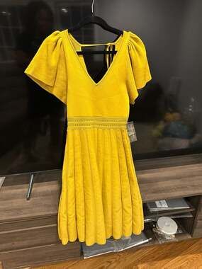 NWT Eva Mendes for New York & Company Yellow V-Neck Pleated Knit Midi Dress